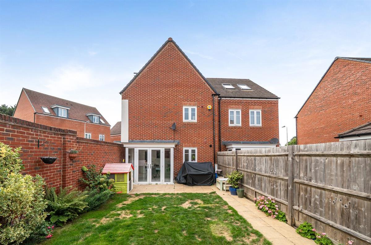 Ifould Crescent, Wokingham, photo 15