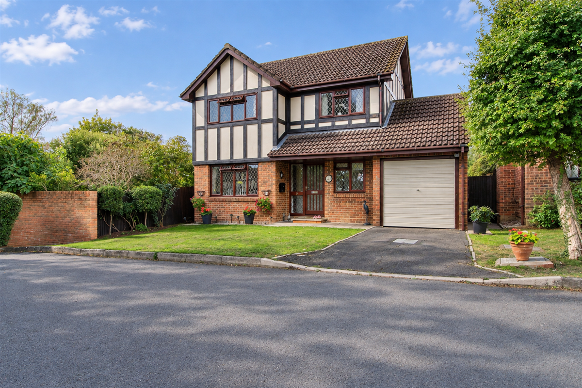 Thorp Close, Binfield Village