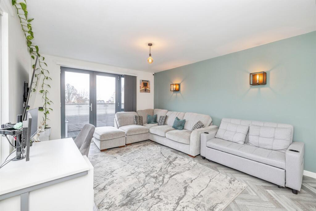 Goddard Drive, Bushey, WD23, photo 2