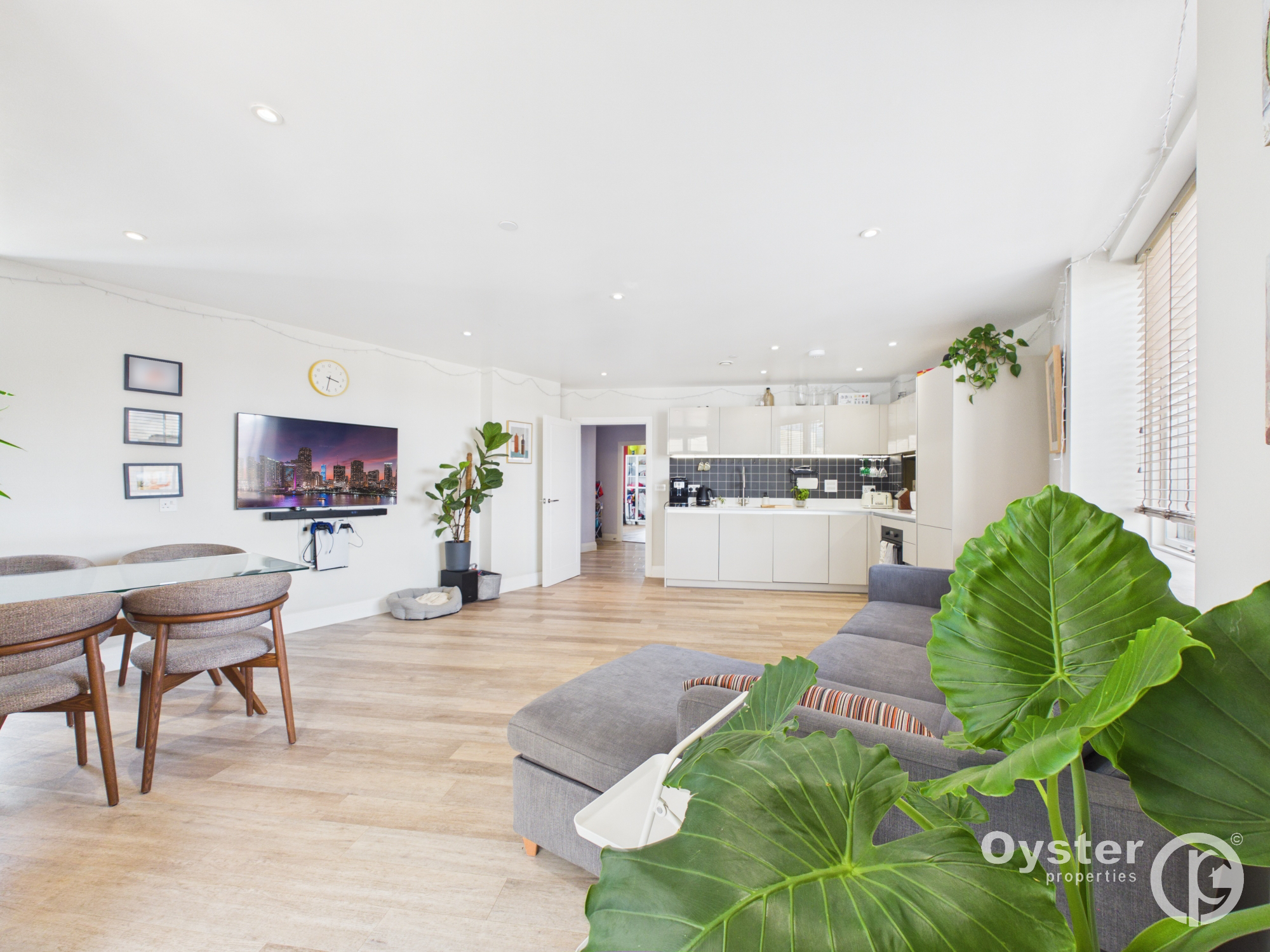 Montmorency Gardens, London, N11, photo 10