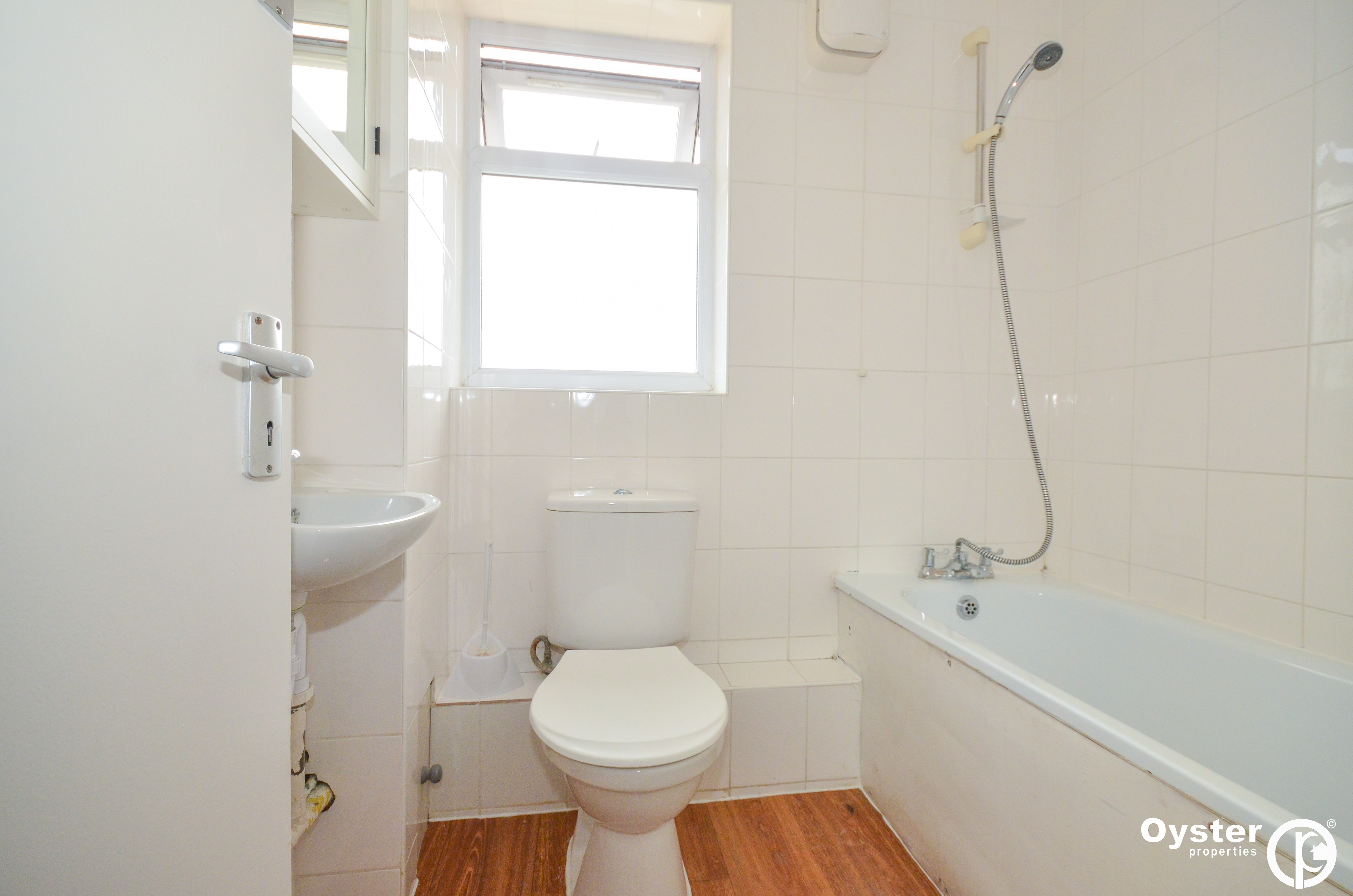 High Road, London, N12, photo 8
